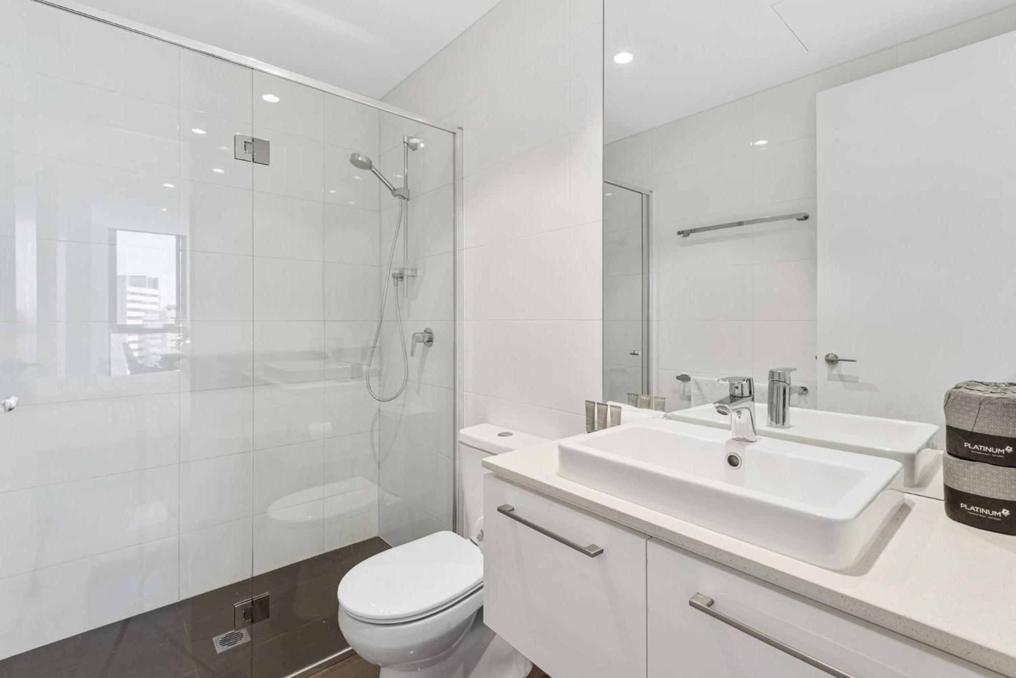 Elegant 2-bed With Balcony & Views Apartment *