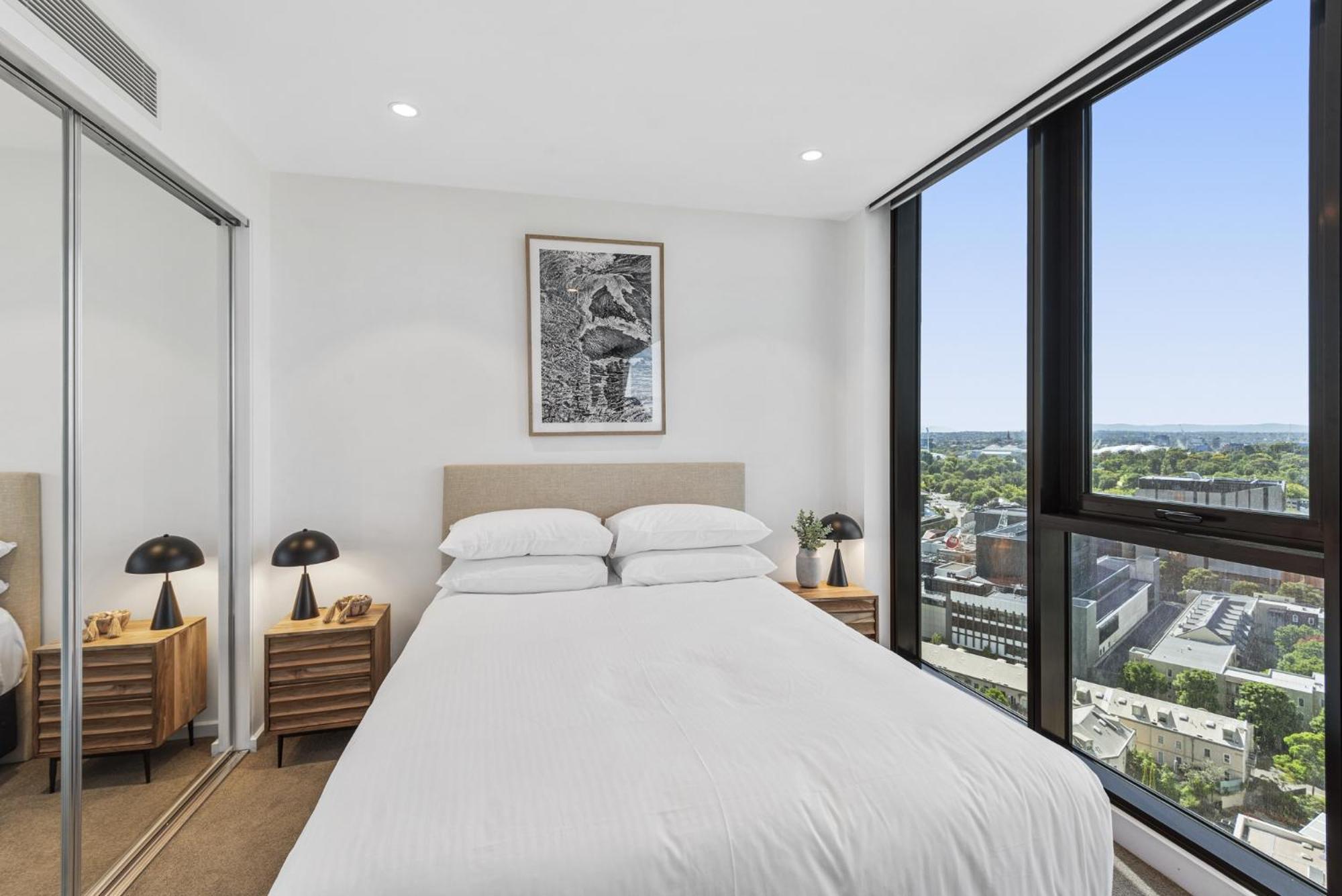 Apartment Elegant 2-bed With Balcony & Views *