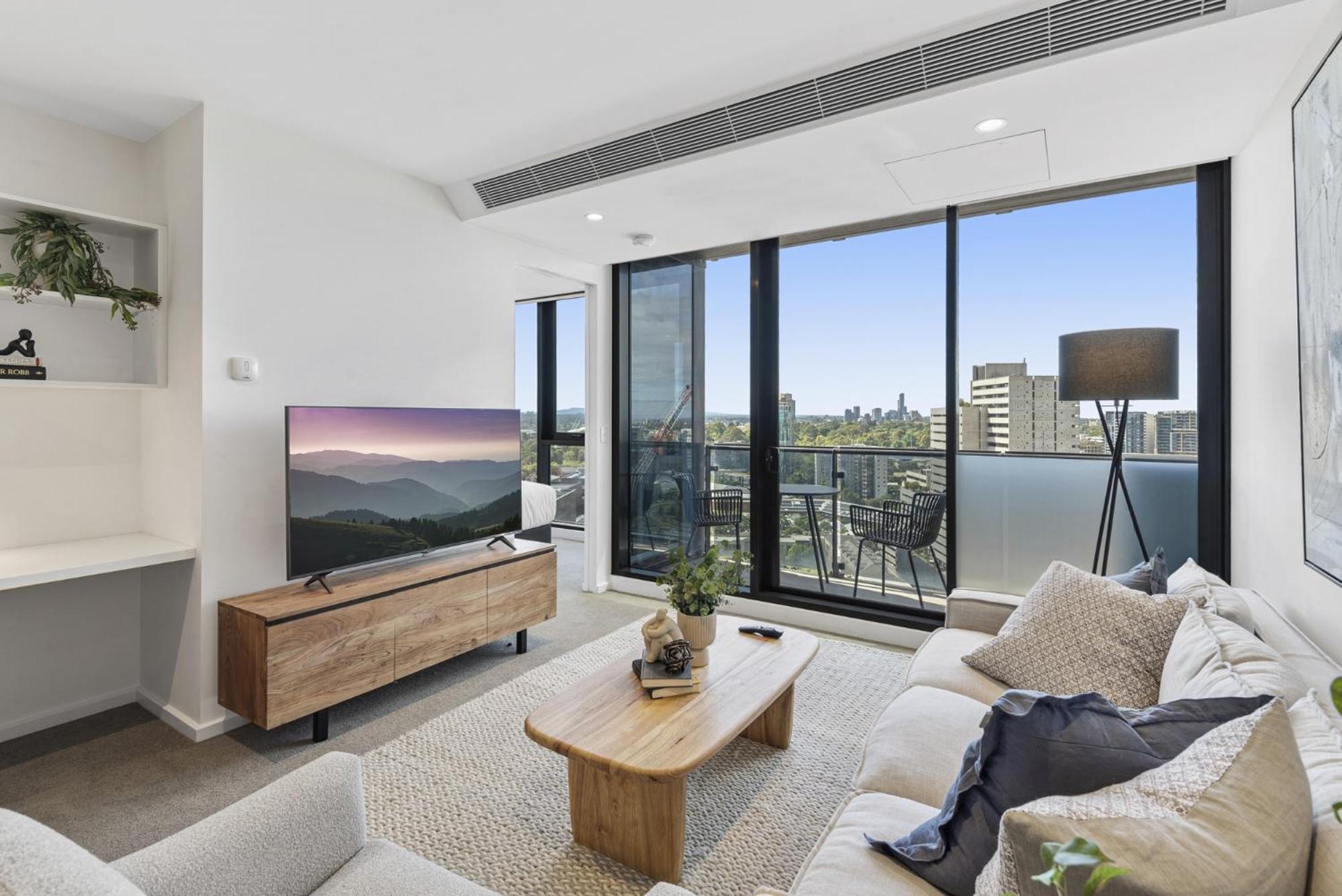 Elegant 2-bed With Balcony & Views Melbourne