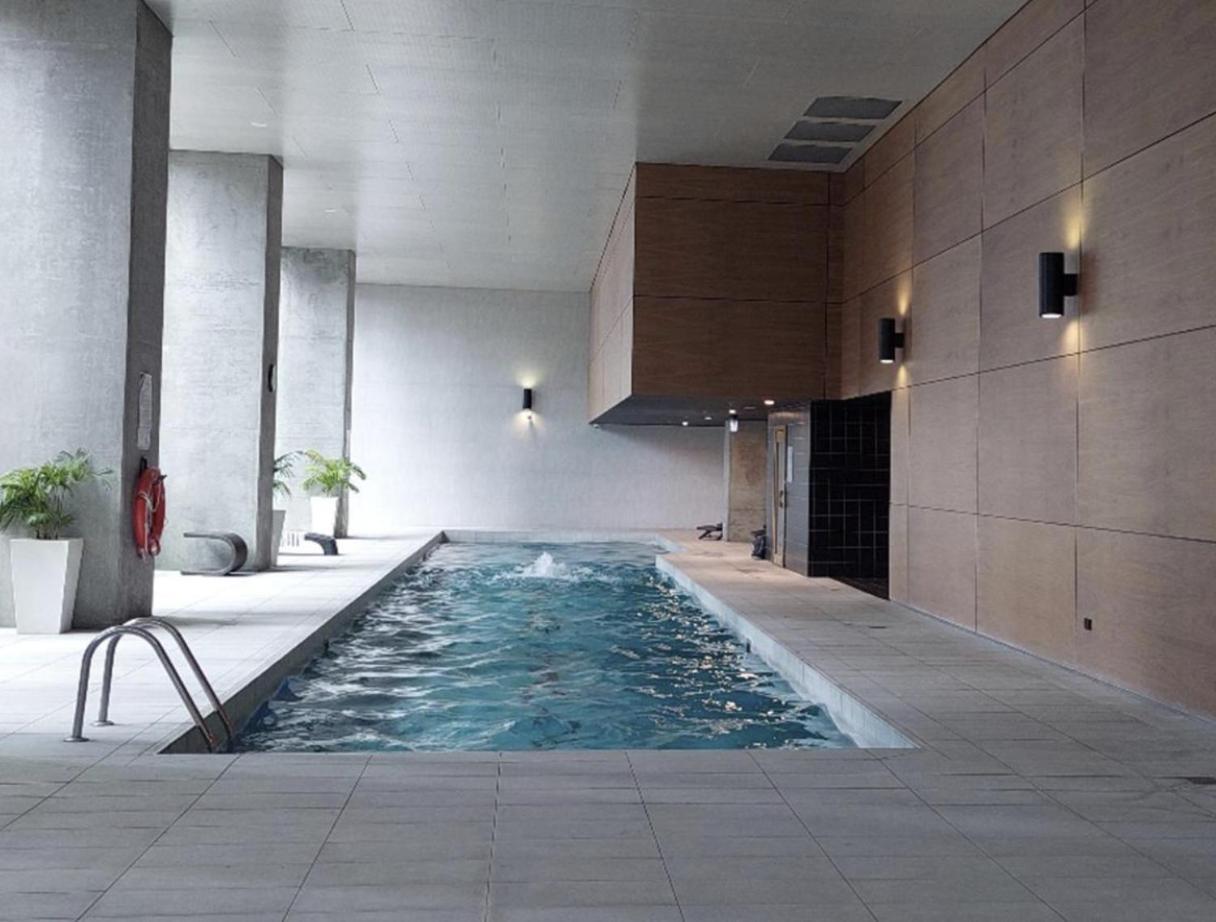 Modern 2 King Bed Street View Next To Southern Cross With Gym, Swimming Pool, Bbq And Sauna Apartment