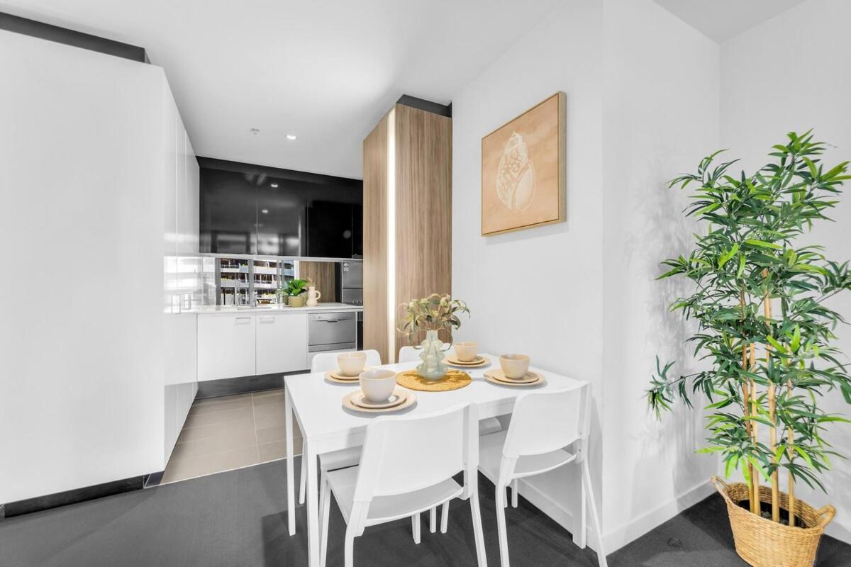 Modern 2 King Bed Street View Next To Southern Cross With Gym, Swimming Pool, Bbq And Sauna Apartment