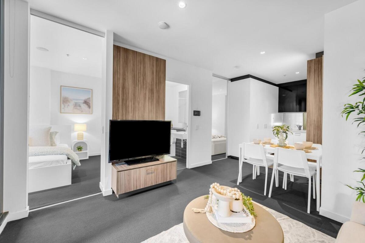 Modern 2 King Bed Street View Next To Southern Cross With Gym, Swimming Pool, Bbq And Sauna Apartment Melbourne