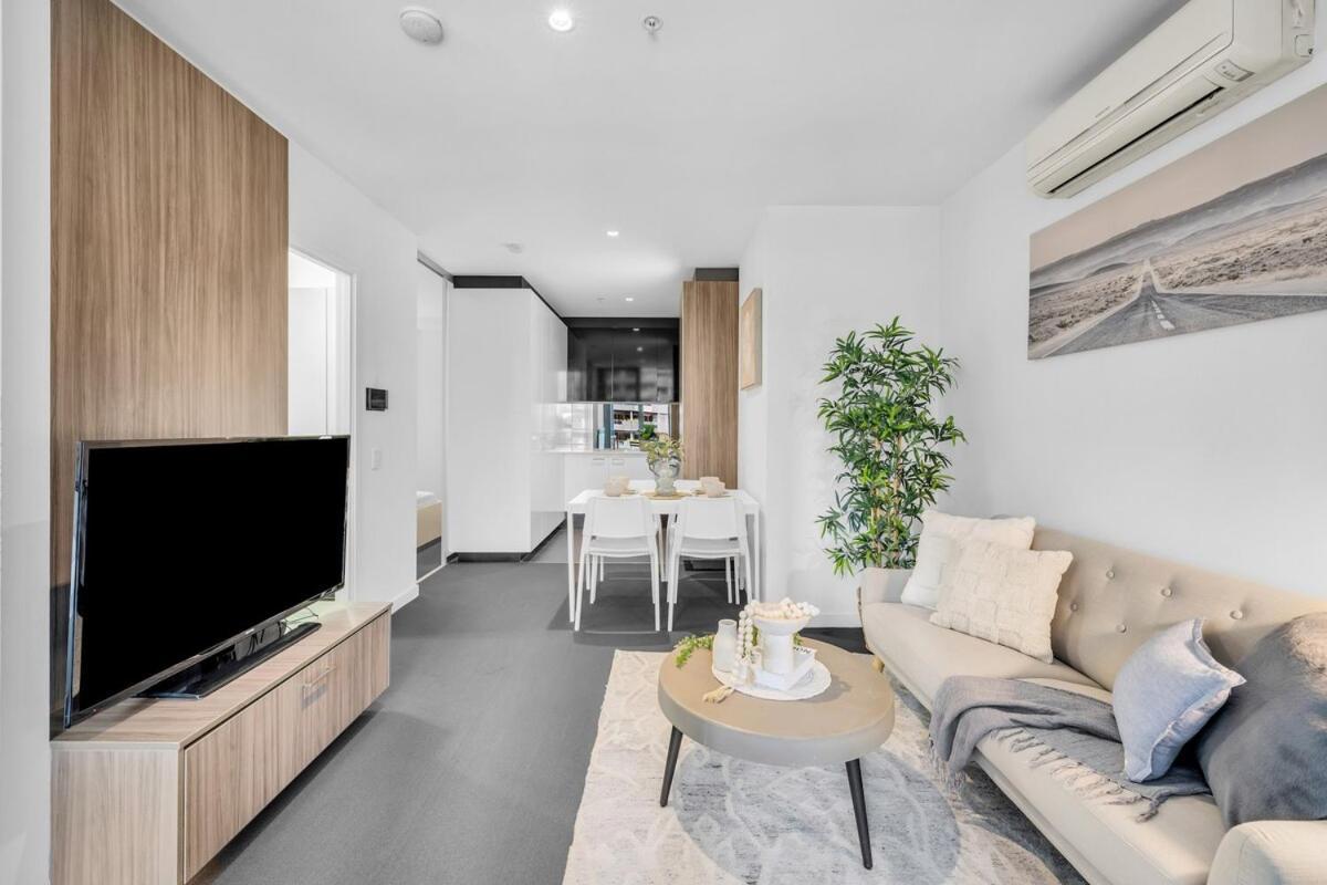 Modern 2 King Bed Street View Next To Southern Cross With Gym, Swimming Pool, Bbq And Sauna Apartment Melbourne