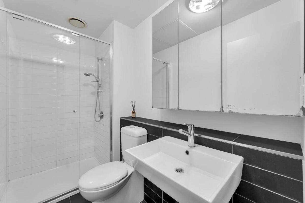 Apartment Modern 2 King Bed Street View Next To Southern Cross With Gym, Swimming Pool, Bbq And Sauna *