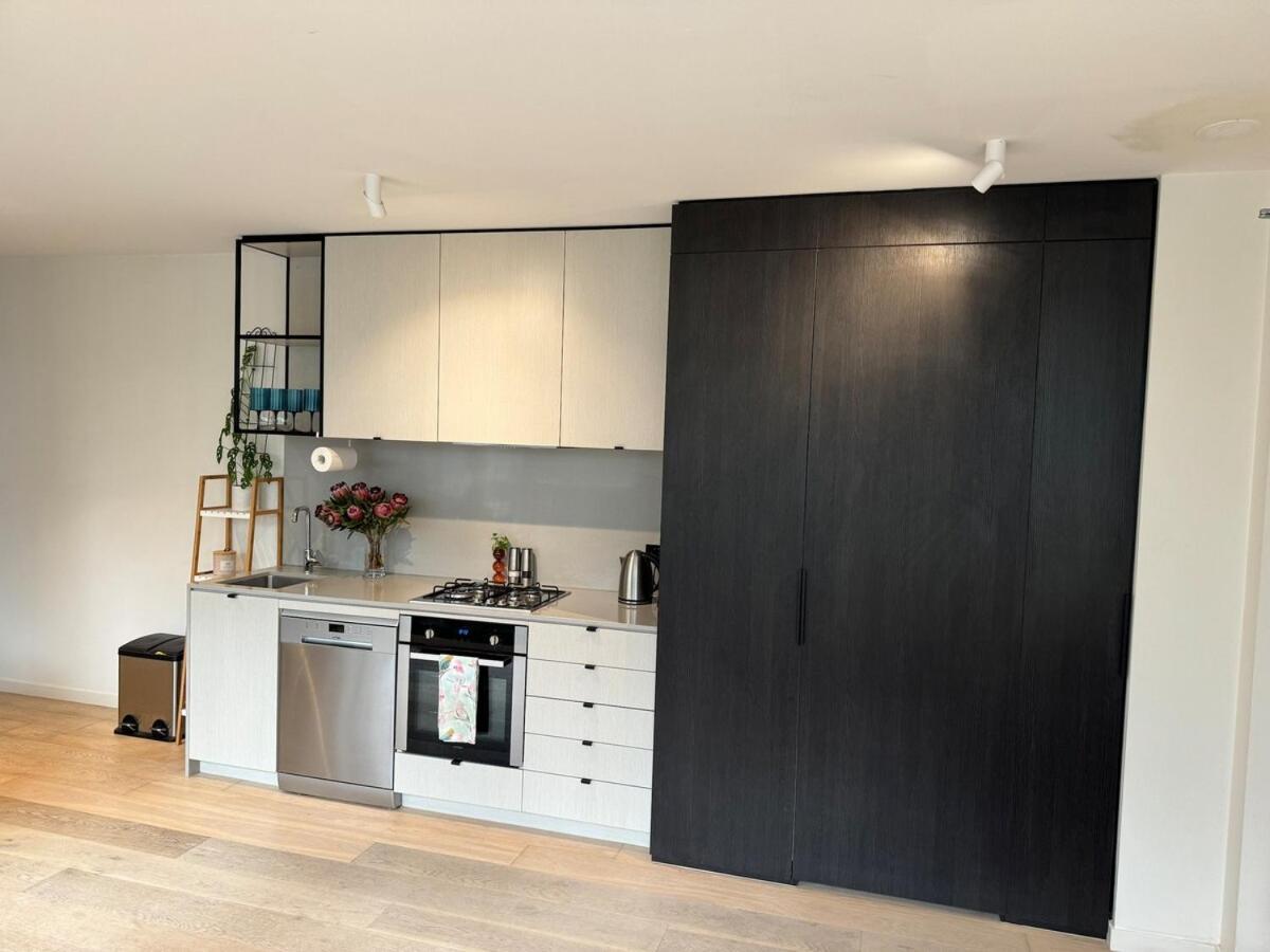 Fringe Oasis - Pool, Gym & Car Park Apartment