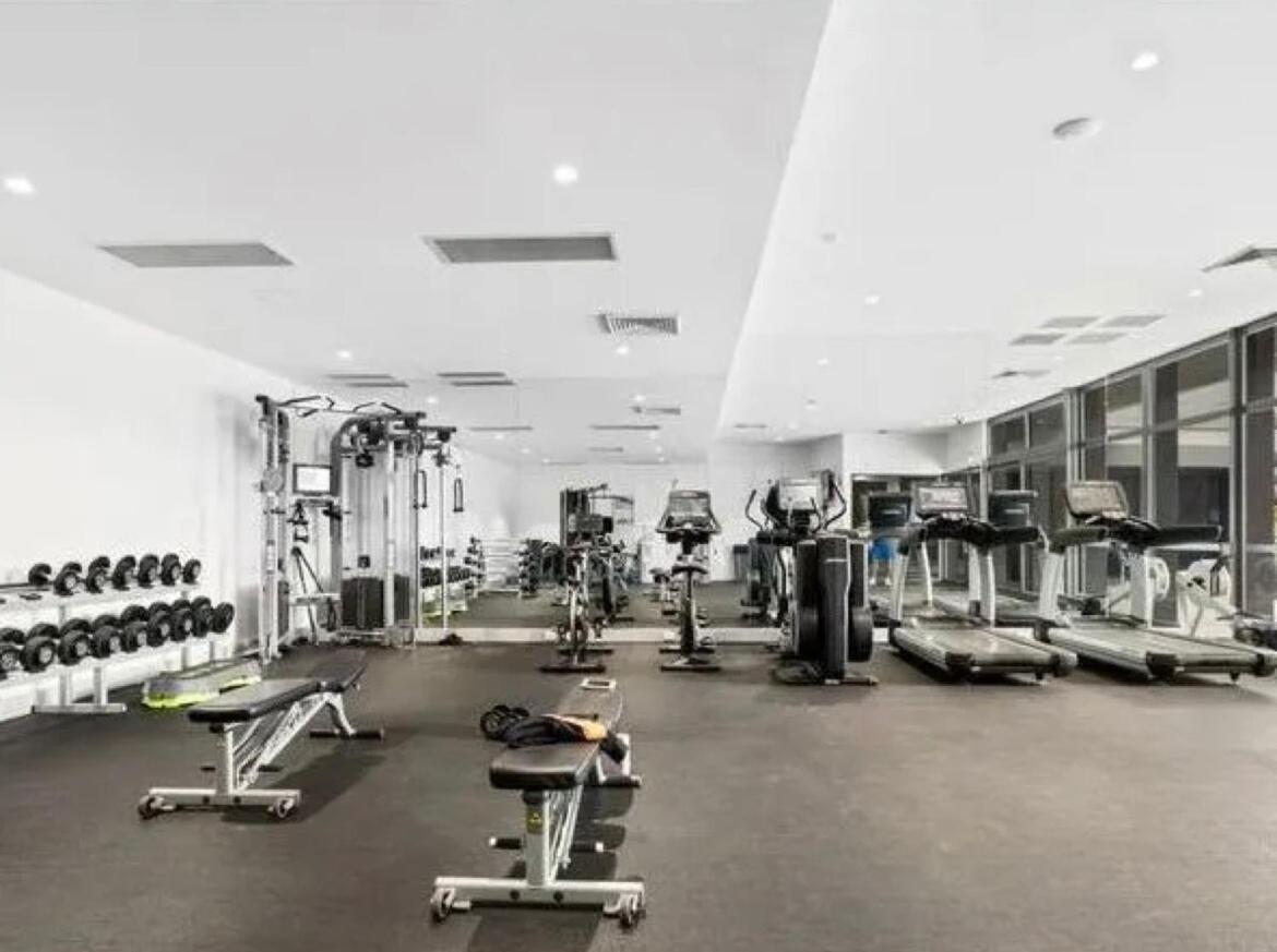Fringe Oasis - Pool, Gym & Car Park Apartment *