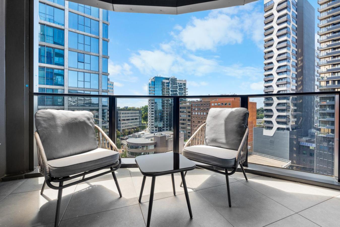 The Oasis - Brand New 2bedroom With Parking, Heated Pool And Gym Apartment Melbourne