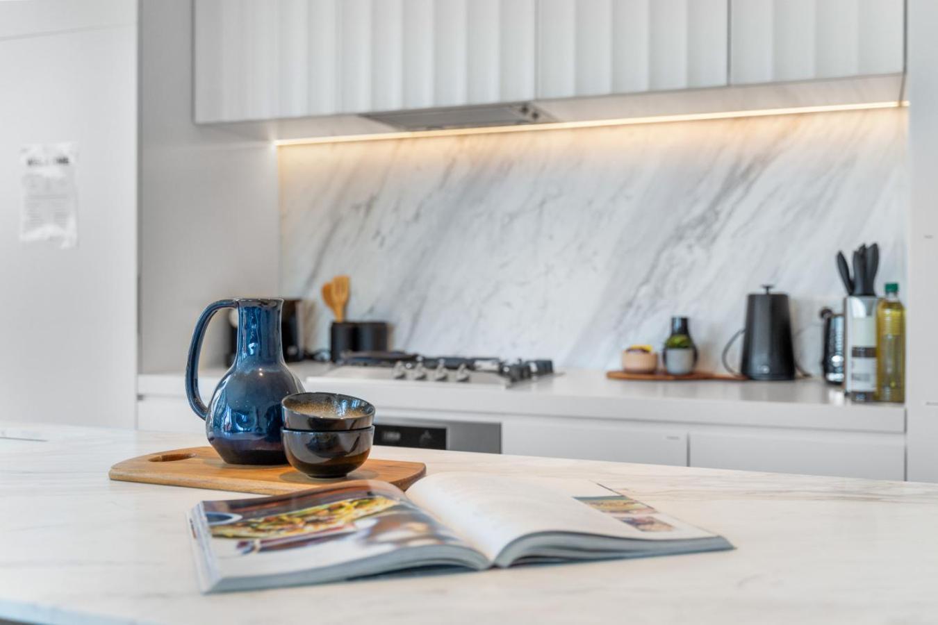 The Oasis - Brand New 2bedroom With Parking, Heated Pool And Gym Apartment Melbourne