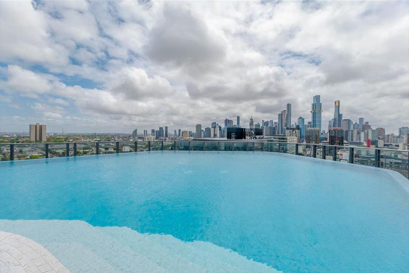 The Oasis - Brand New 2bedroom With Parking, Heated Pool And Gym *