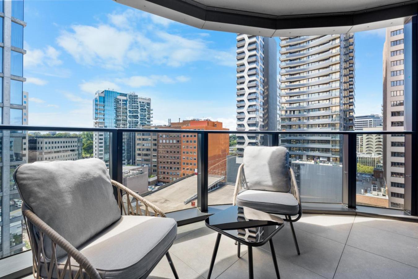 The Oasis - Brand New 2bedroom With Parking, Heated Pool And Gym Apartment Melbourne