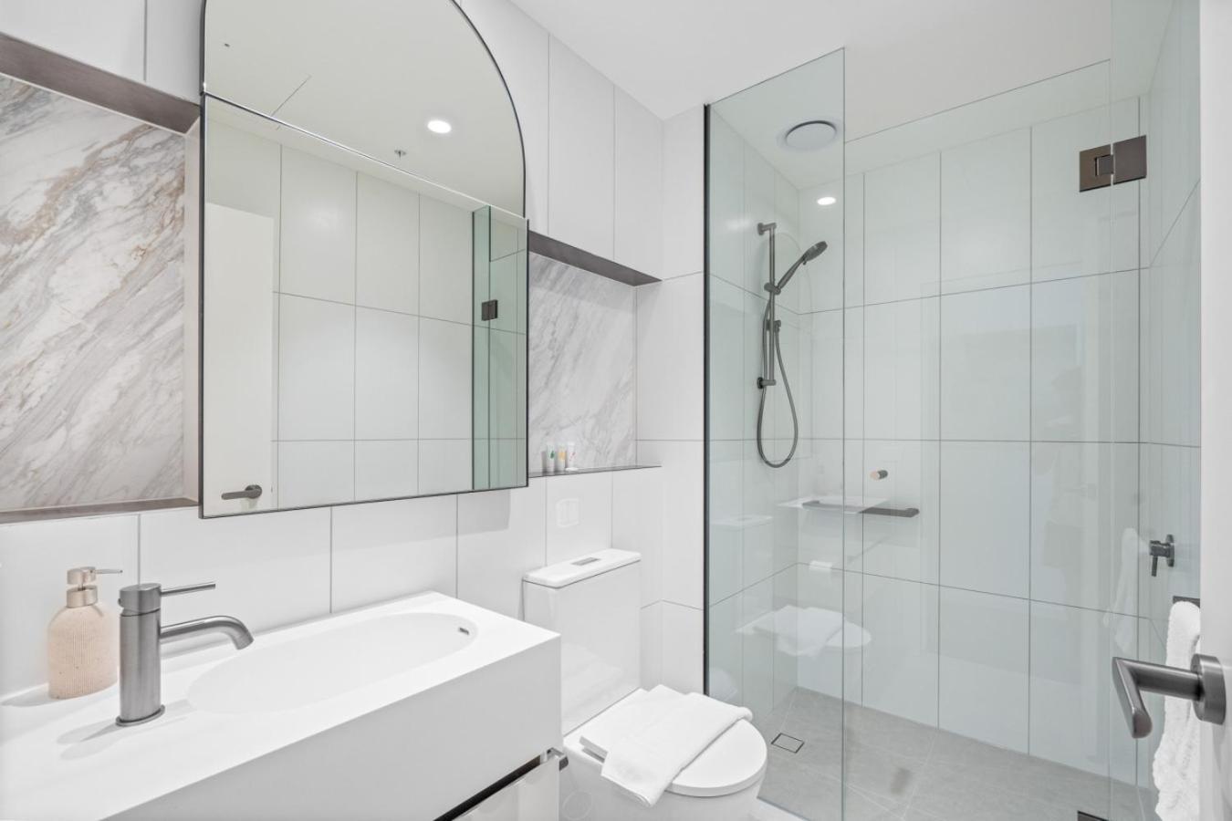 The Oasis - Brand New 2bedroom With Parking, Heated Pool And Gym Apartment