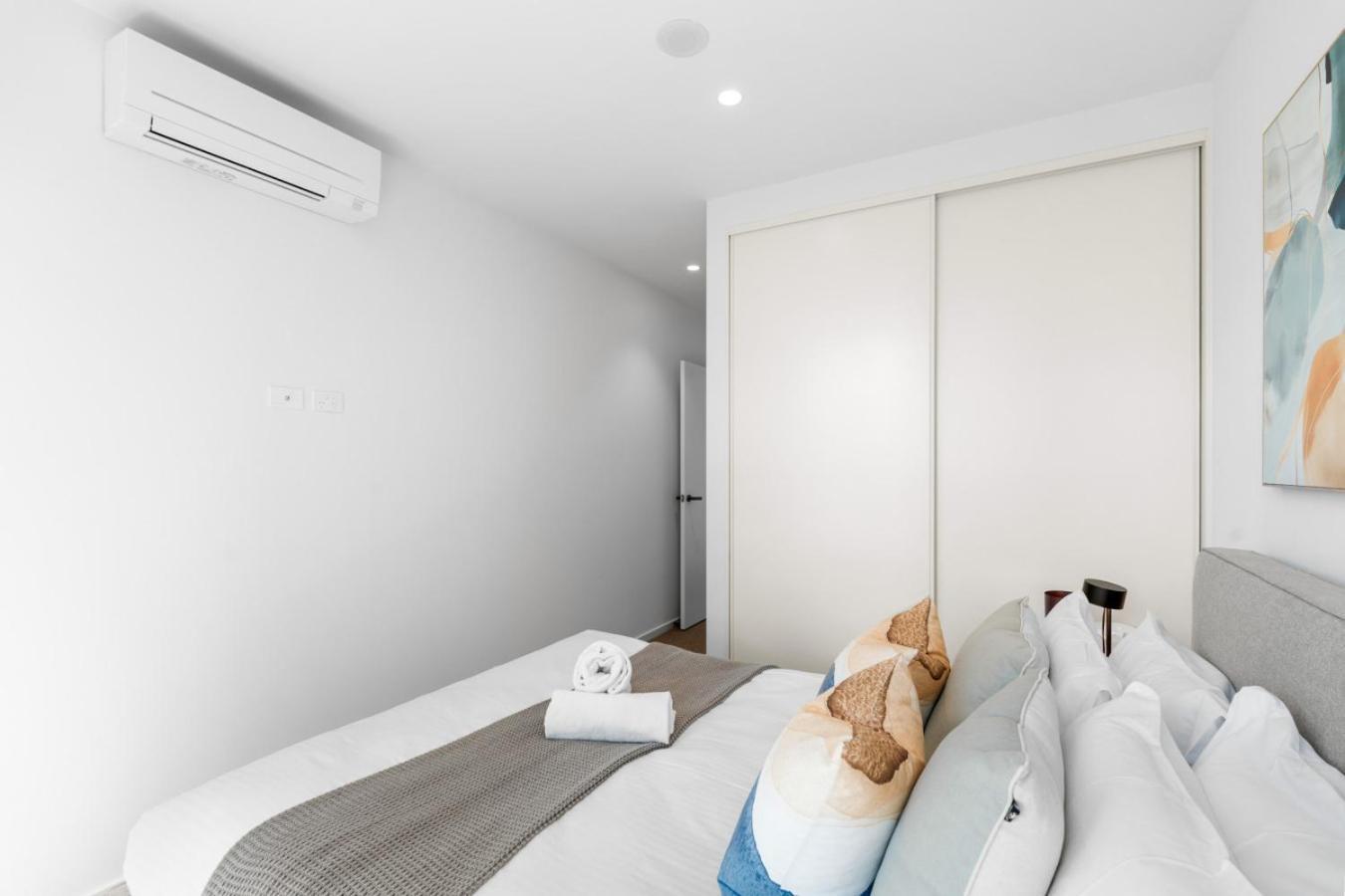 The Oasis - Brand New 2bedroom With Parking, Heated Pool And Gym Apartment Melbourne