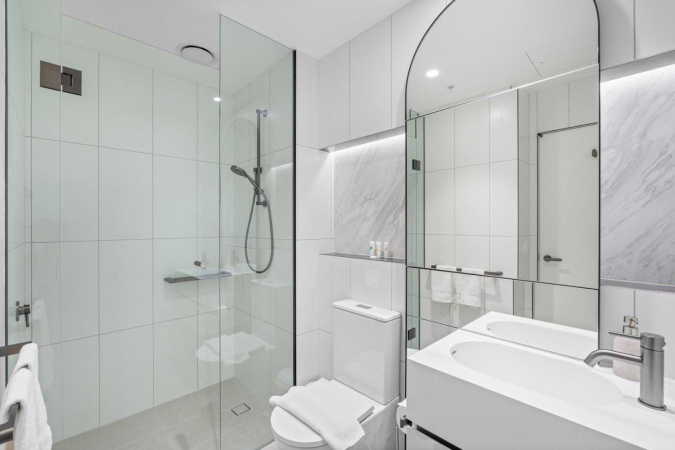 The Oasis - Brand New 2bedroom With Parking, Heated Pool And Gym *