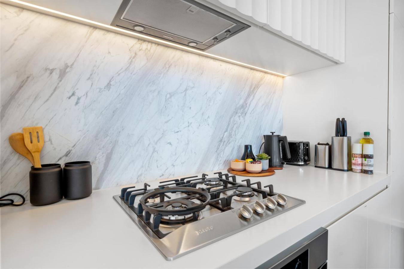 The Oasis - Brand New 2bedroom With Parking, Heated Pool And Gym Apartment