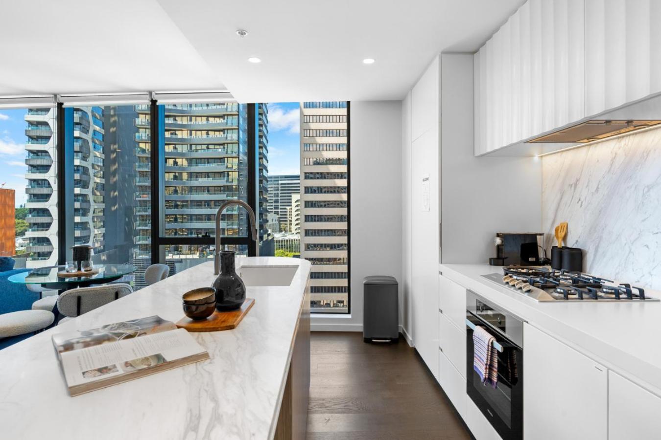 The Oasis - Brand New 2bedroom With Parking, Heated Pool And Gym *