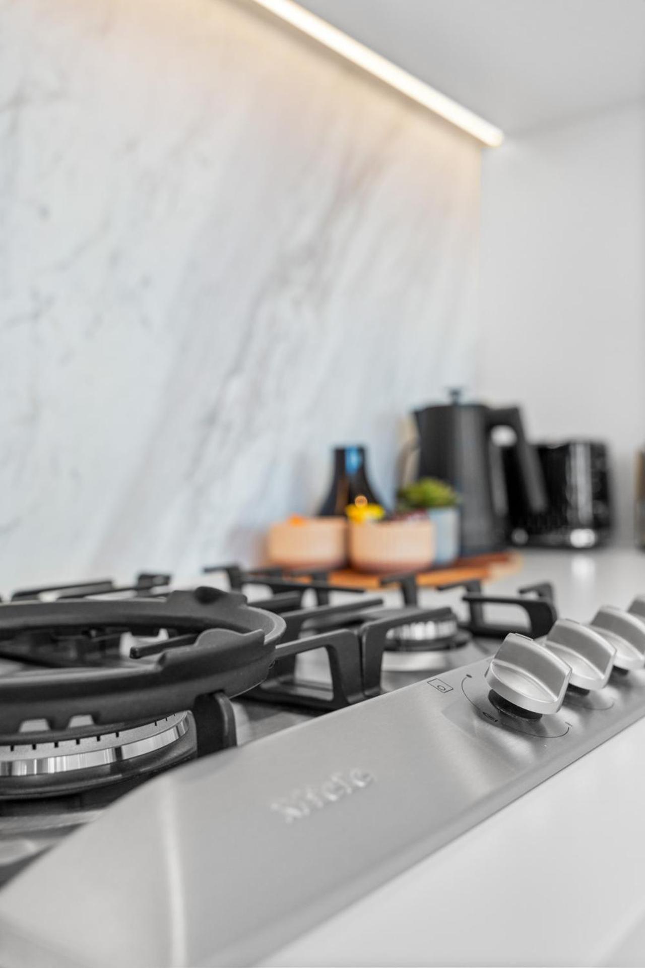 The Oasis - Brand New 2bedroom With Parking, Heated Pool And Gym Melbourne