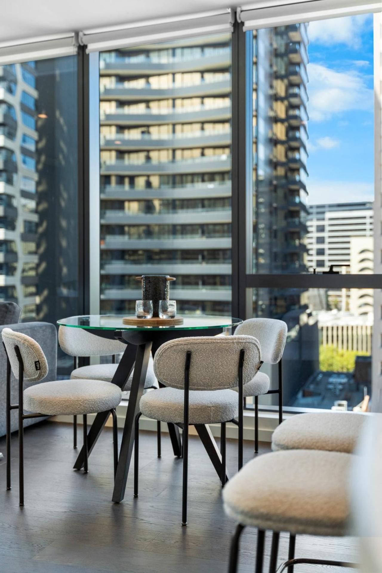 The Oasis - Brand New 2bedroom With Parking, Heated Pool And Gym Apartment *