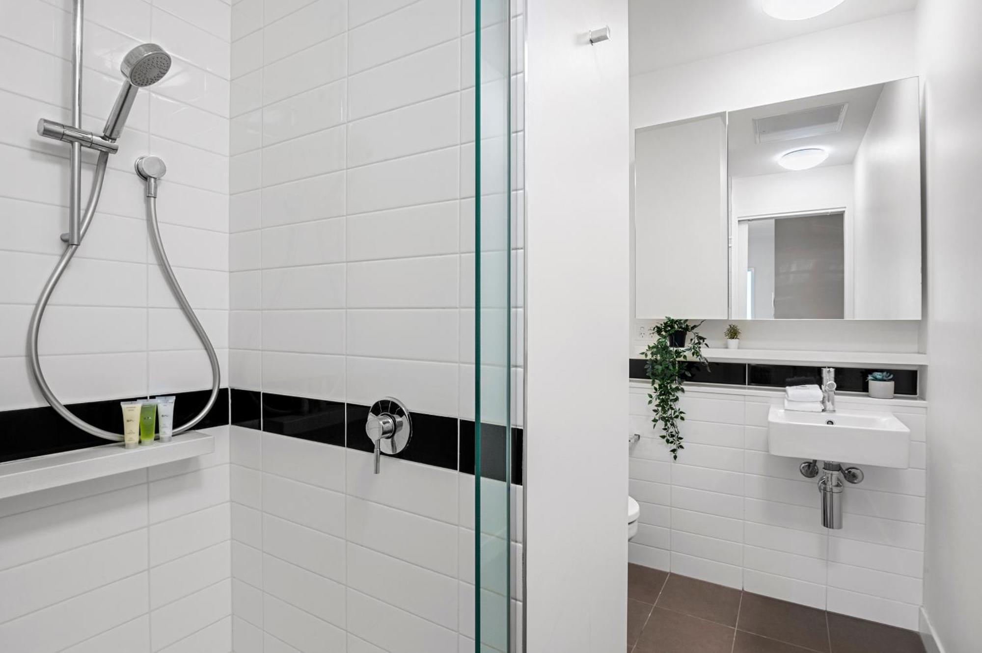 Breathtaking Views At Spacious In Cbd With Gym Apartment *