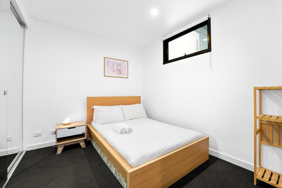 Large Balcony Glorious Sunshine-central Mel 1b1b Apartment *