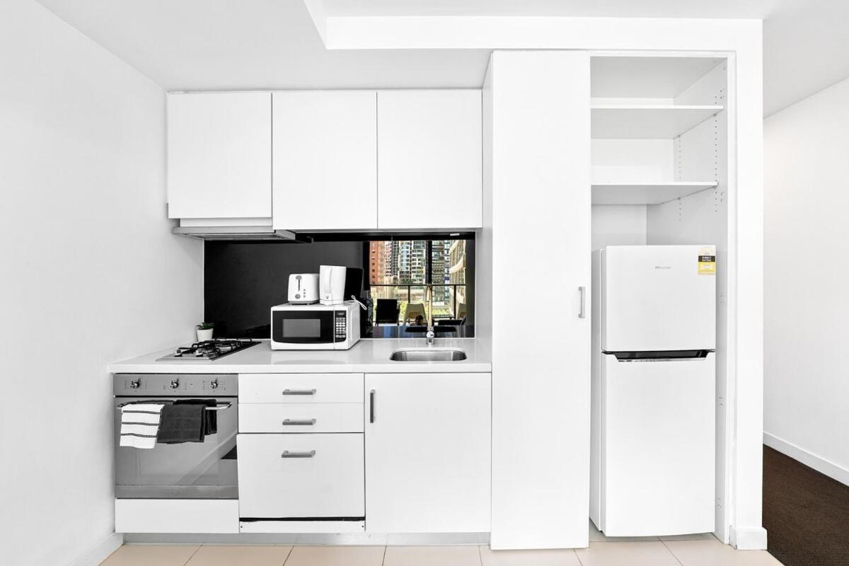 Large Balcony Glorious Sunshine-central Mel 1b1b Apartment