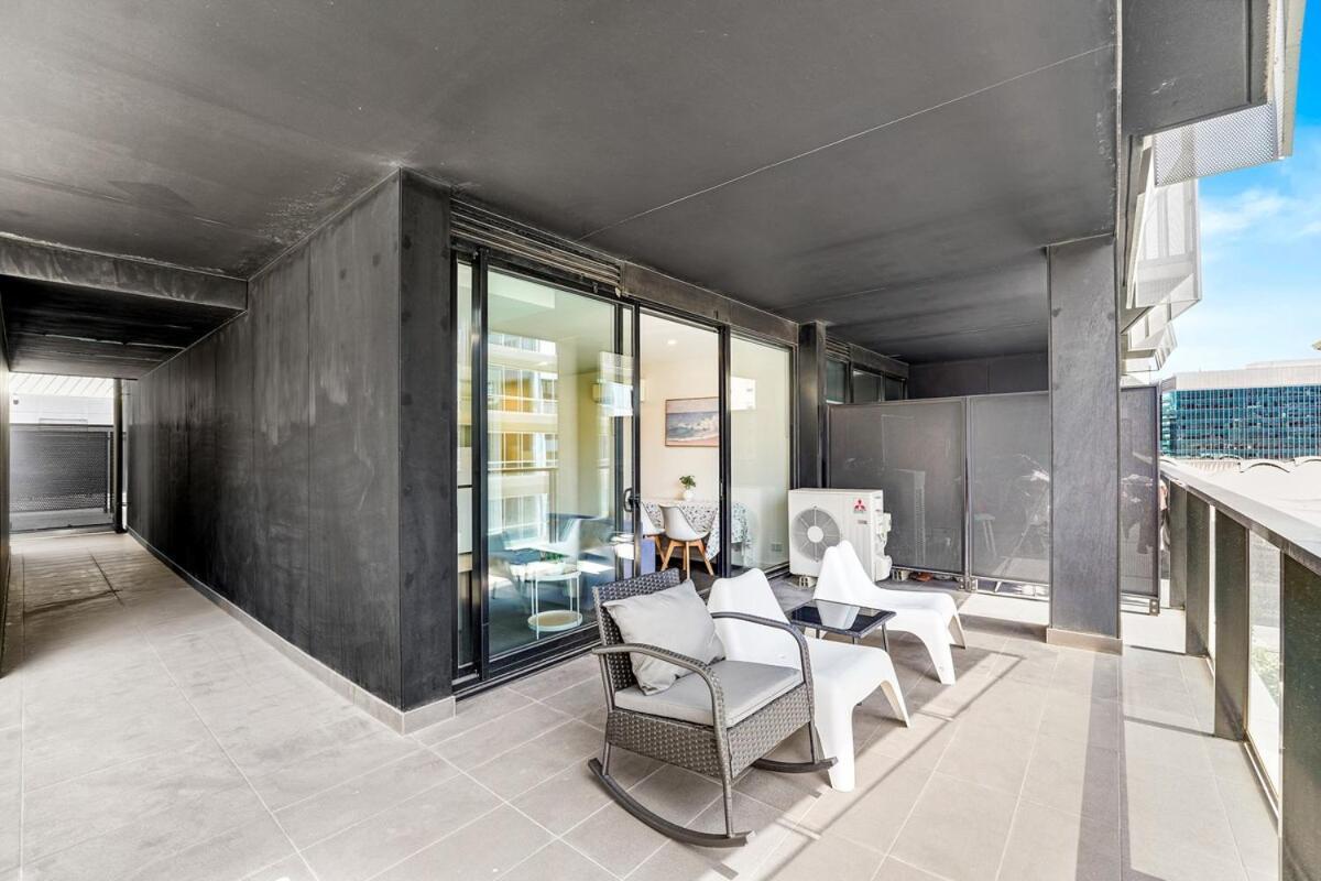 Large Balcony Glorious Sunshine-central Mel 1b1b Apartment