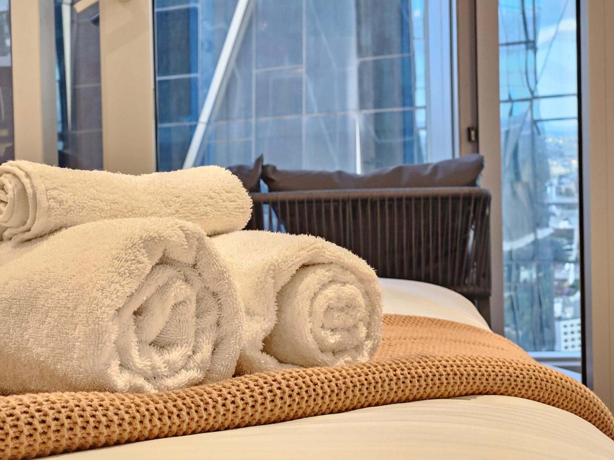 Bright & Stylish In Location W Pool & Gym Apartment