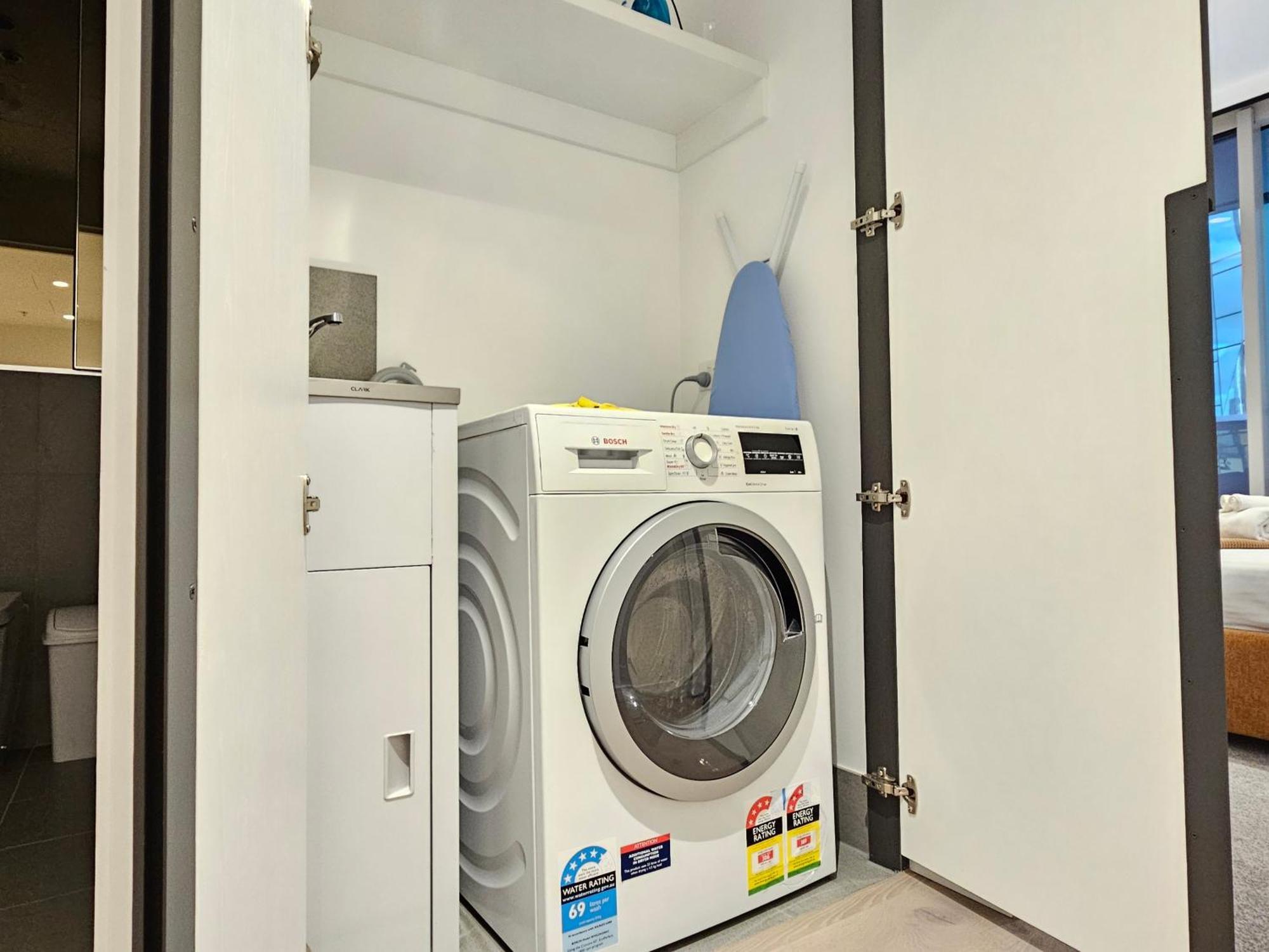 Bright & Stylish In Location W Pool & Gym Apartment Melbourne