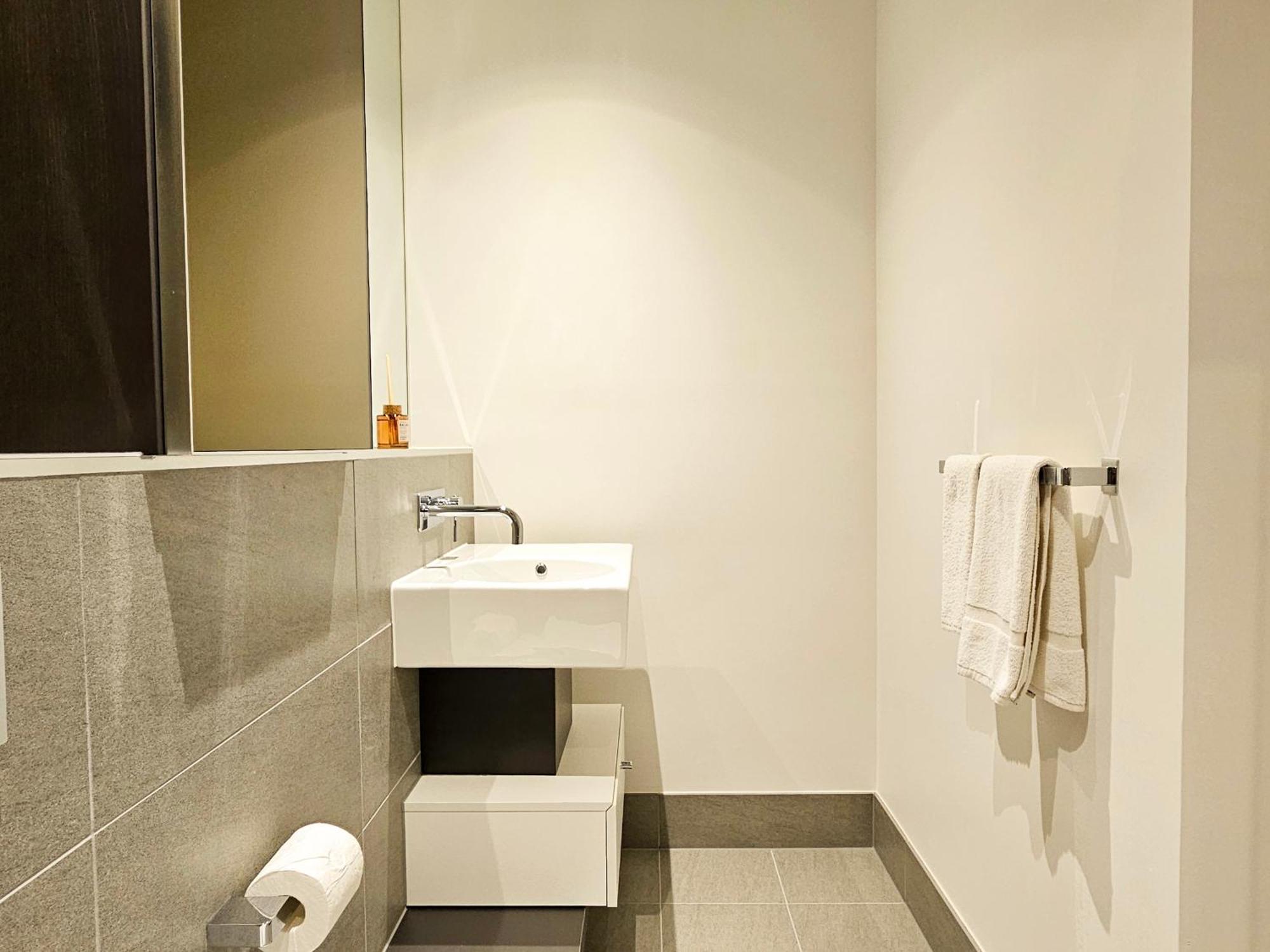 Bright & Stylish In Location W Pool & Gym Apartment *