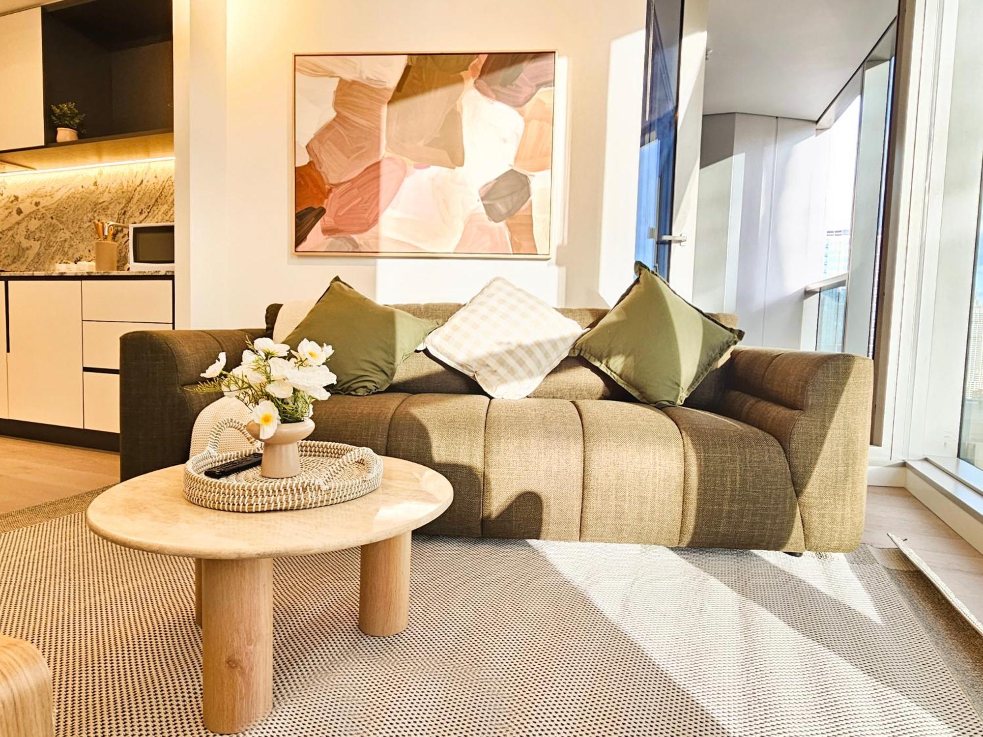 Bright & Stylish In Location W Pool & Gym Apartment Melbourne