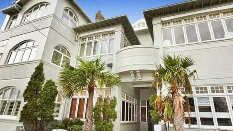 Spacious Art Deco In Premium Position Apartment