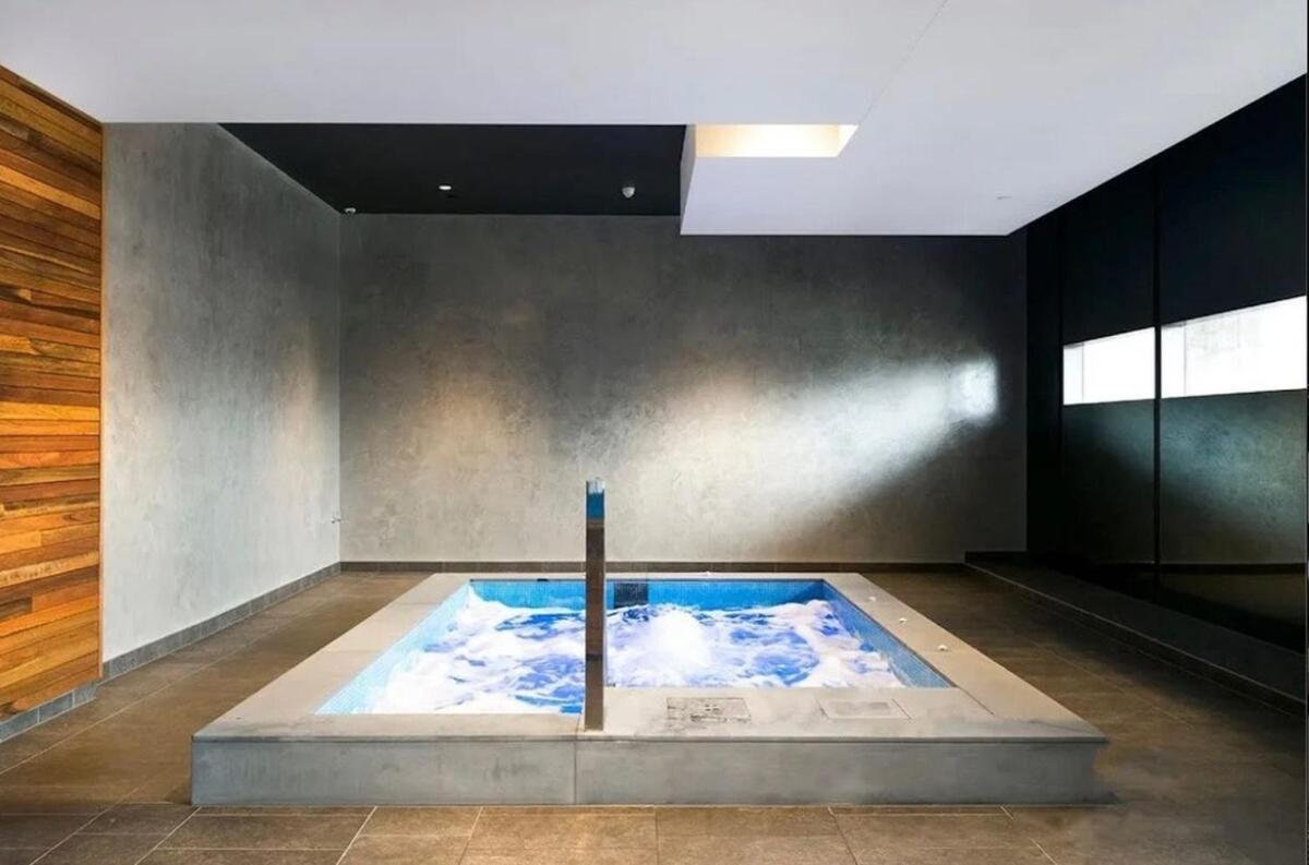 Apartment Luxurious 2br - Cbd Location With Pool, Gym
