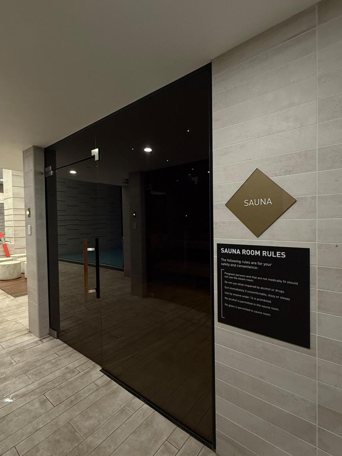 Modern 2 Bedroom In Cbd Apartment