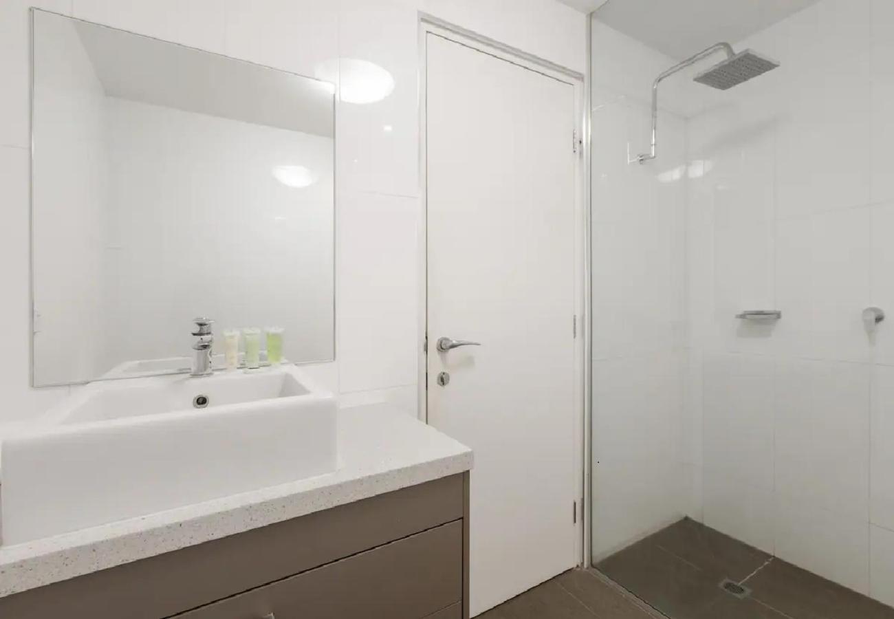 Two Bedroom Treasure On William - Sleeps 4 Apartment *