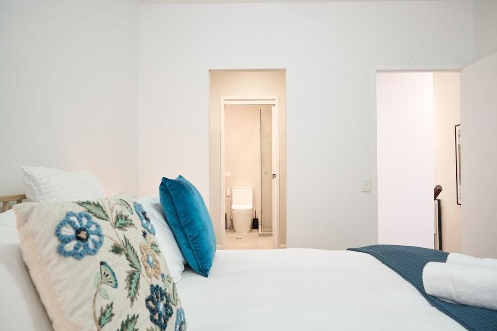 Little Collins Hideaway - Duplex Penthouse Apartment