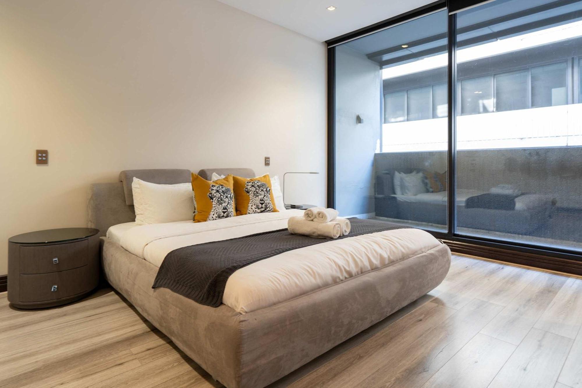 Grand St Kilda 2-story Sub-penthouse Apartment