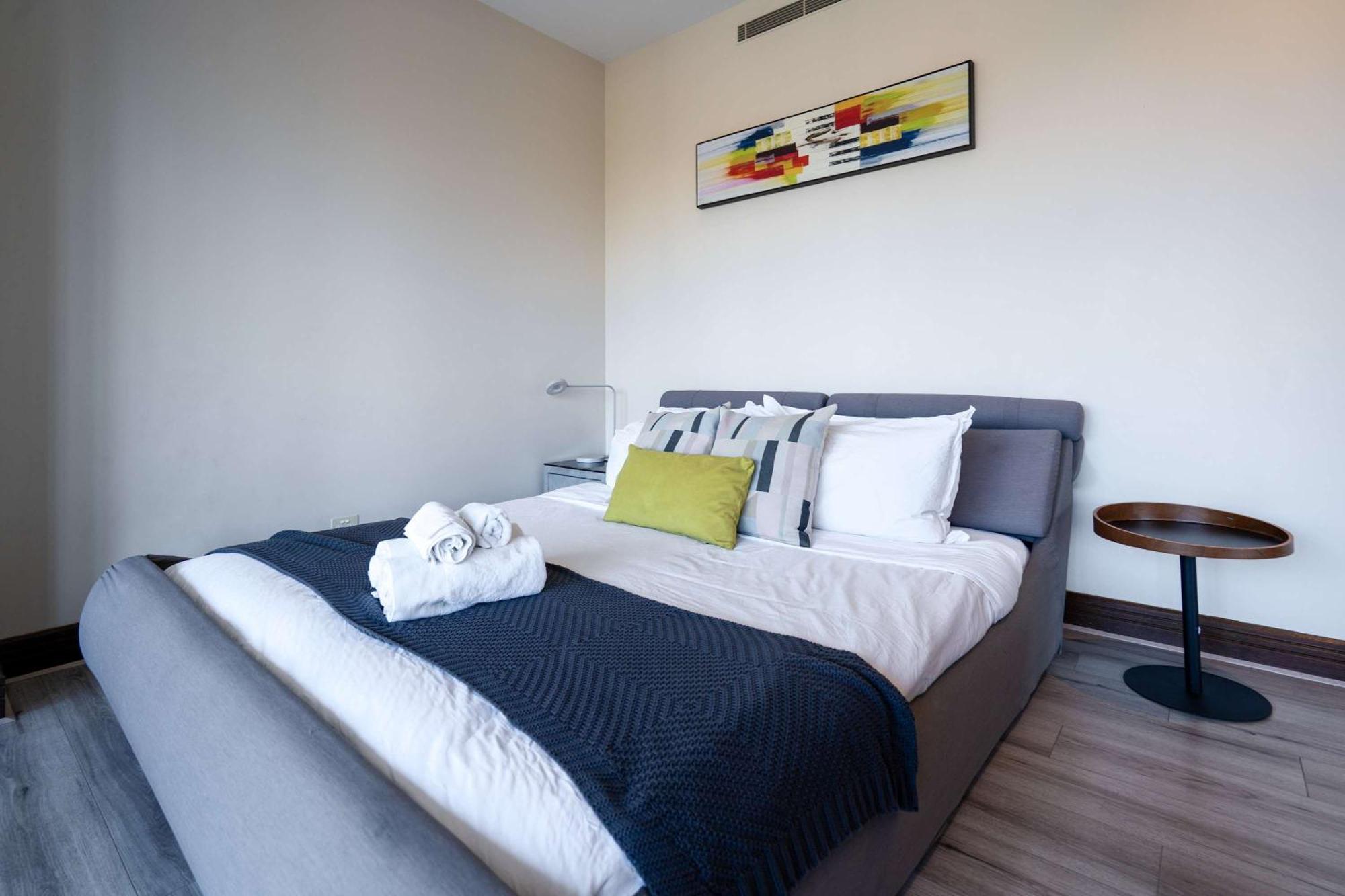 Grand St Kilda 2-story Sub-penthouse Apartment *