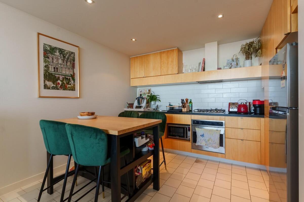 Stylish Escape With Free Parking And Skyline View Melbourne