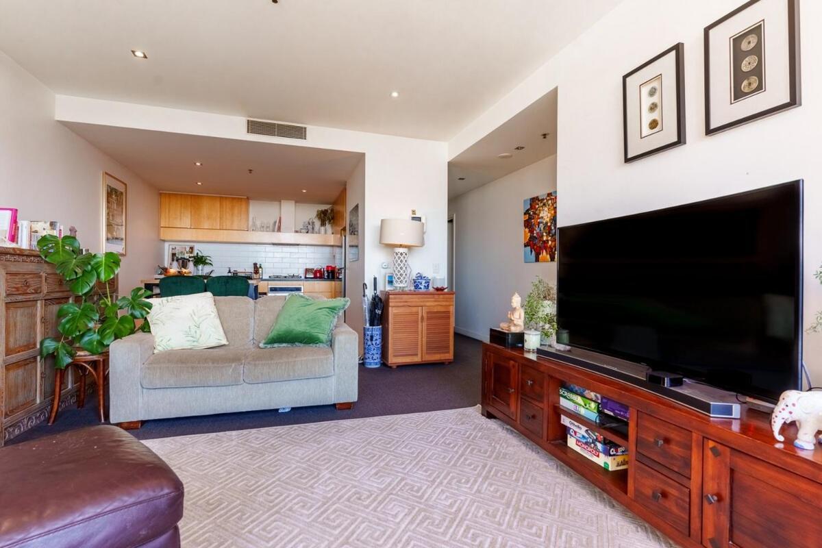 Stylish Escape With Free Parking And Skyline View Apartment *
