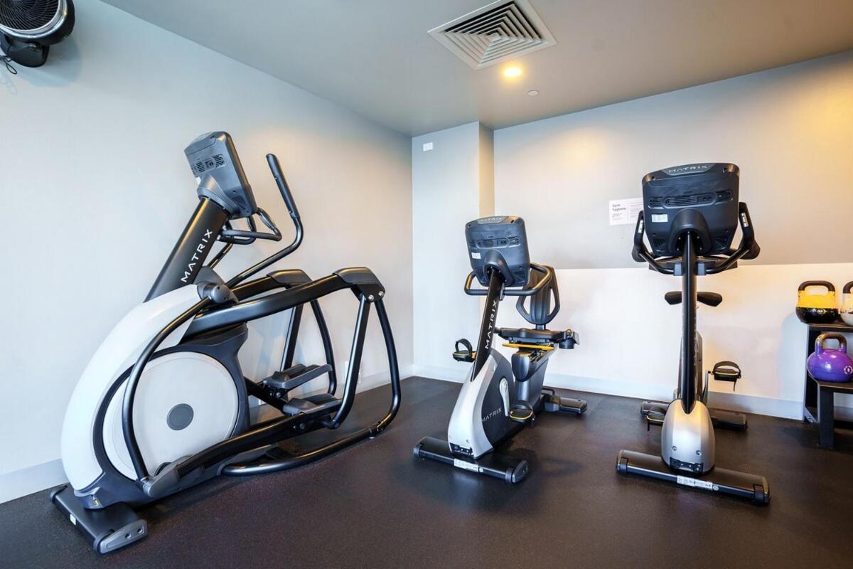 Stylish Escape With Free Parking And Skyline View Apartment *