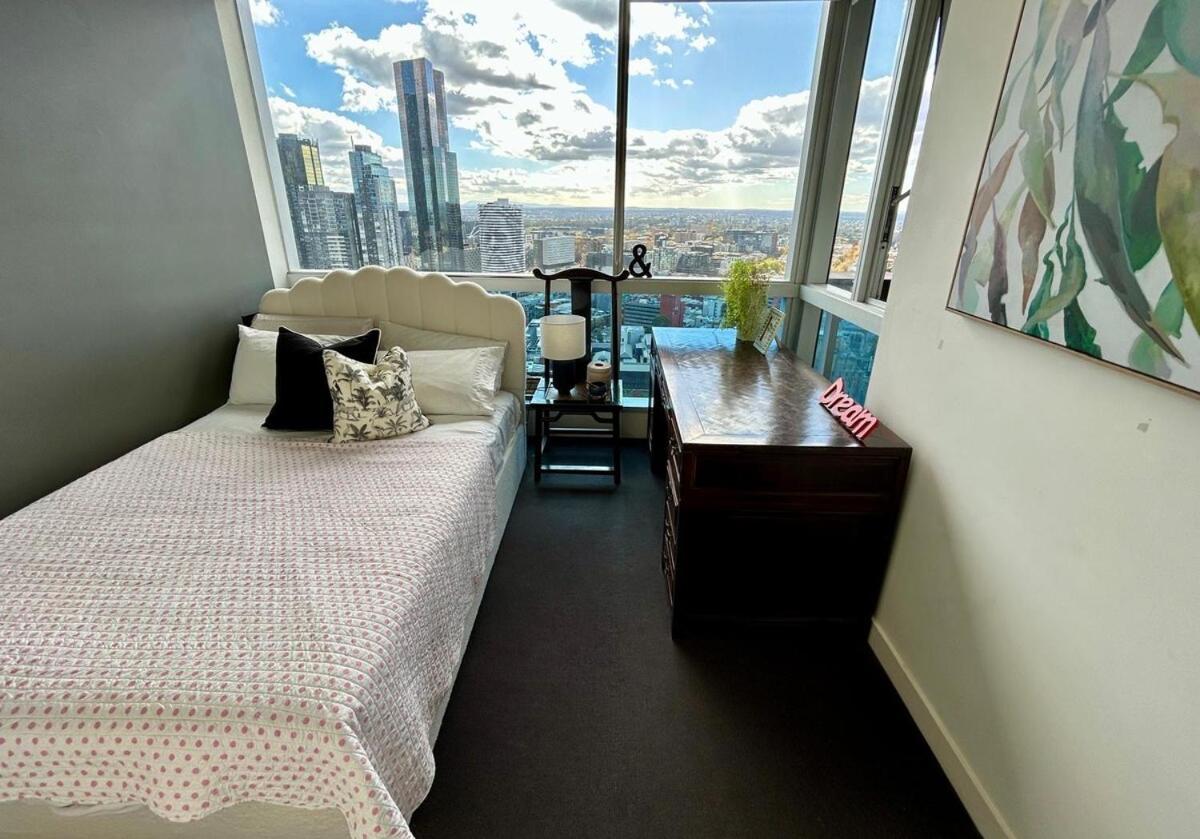 Apartment Stylish Escape With Free Parking And Skyline View