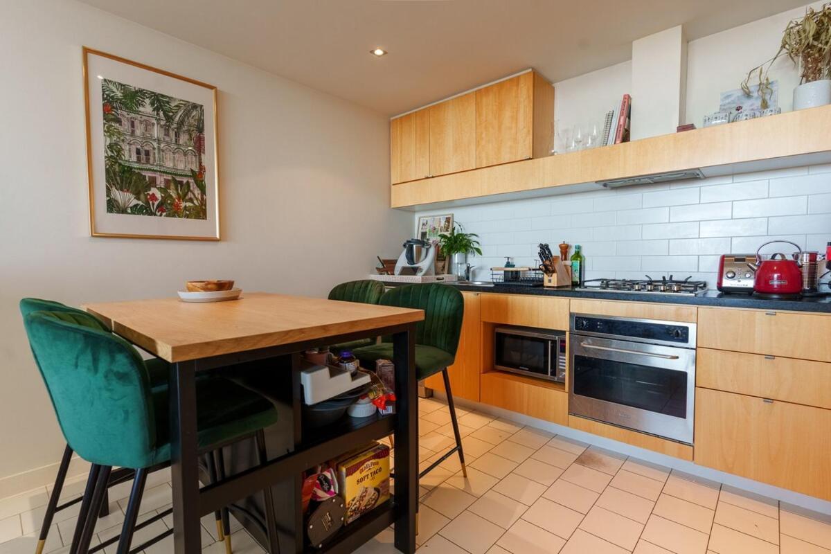 Stylish Escape With Free Parking And Skyline View Apartment Melbourne