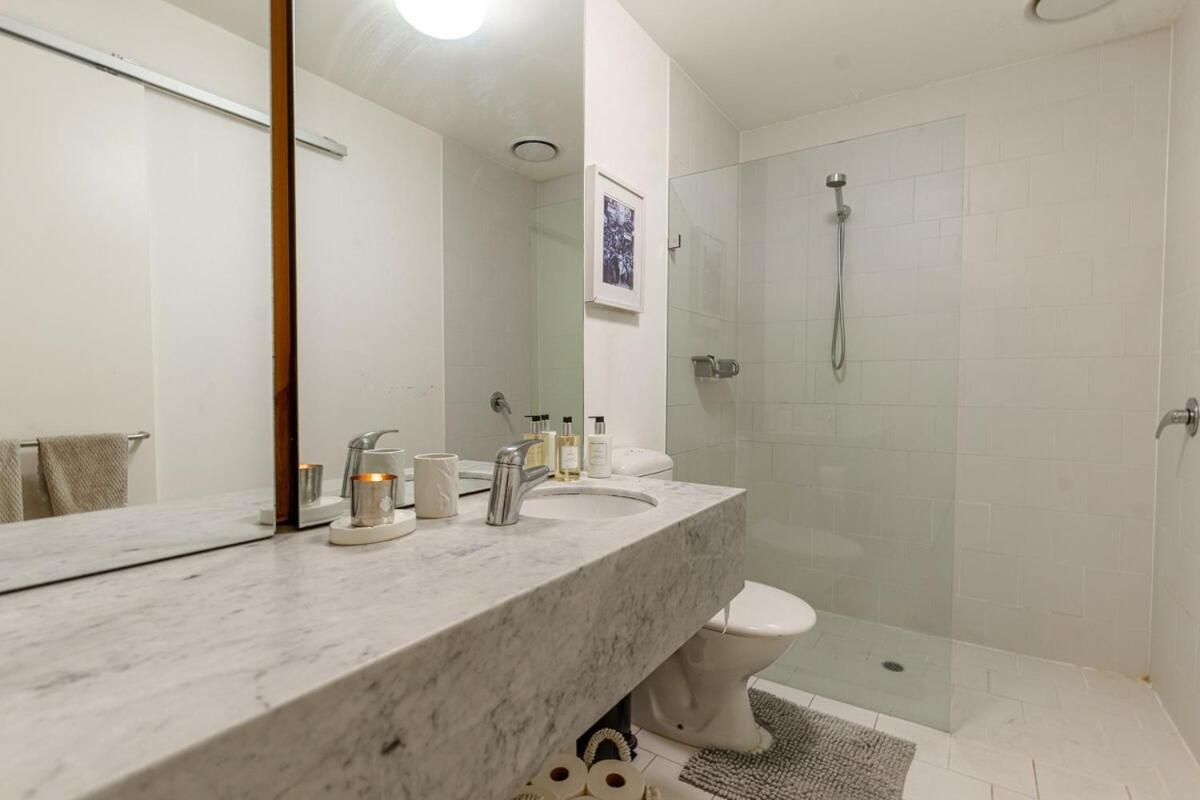 Apartment Stylish Escape With Free Parking And Skyline View *