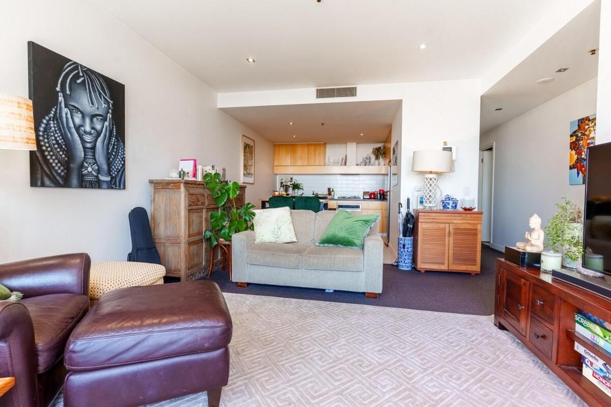 Stylish Escape With Free Parking And Skyline View Apartment *