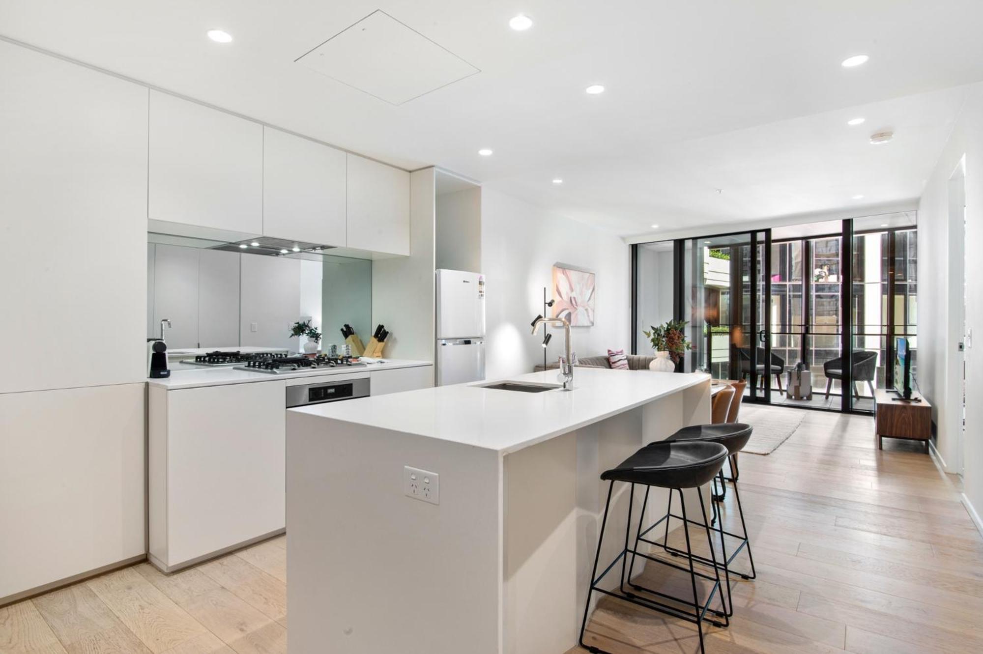 Spacious Modern With Pool & Gym Access *