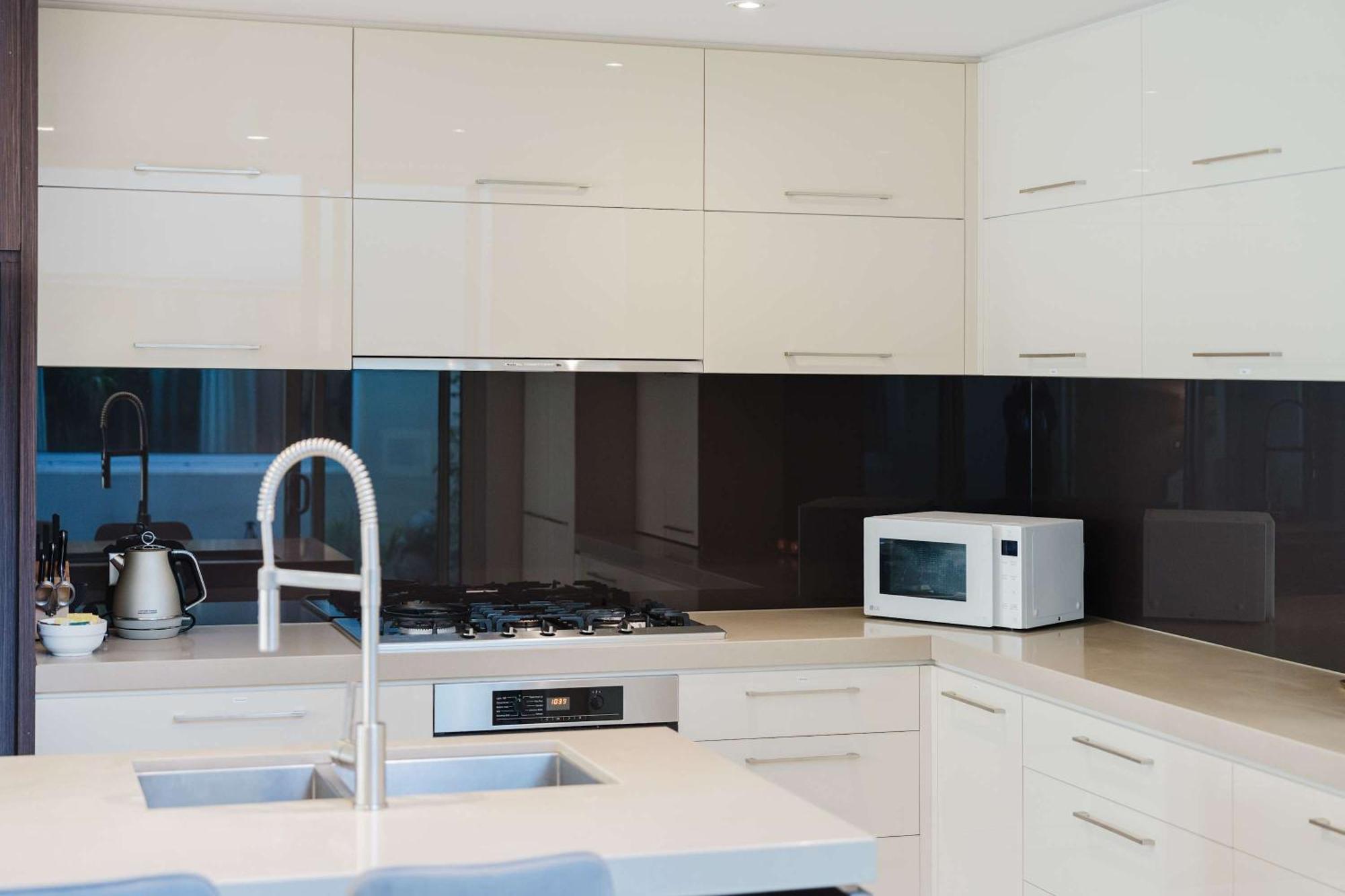 Spacious 4br Designer In Prime Brighton East Holiday home