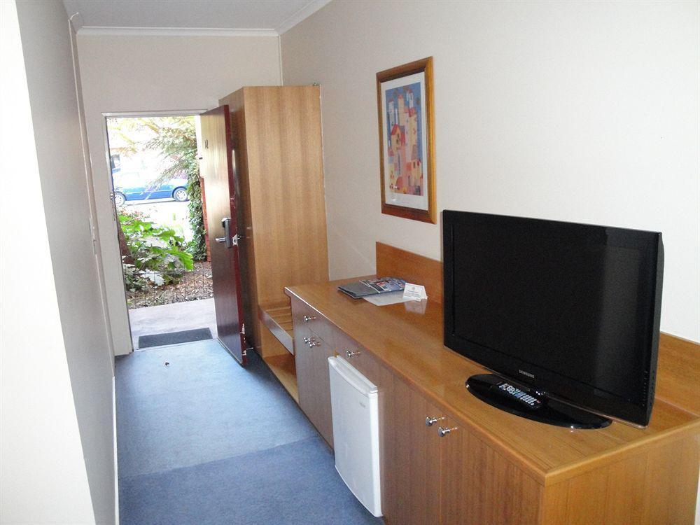 Footscray Motor And Serviced 3*