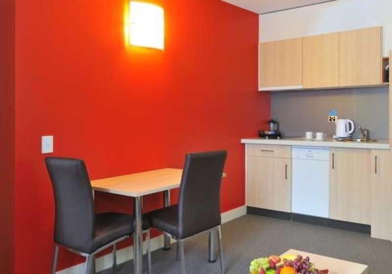 Metro On Bank Place Aparthotel 4*