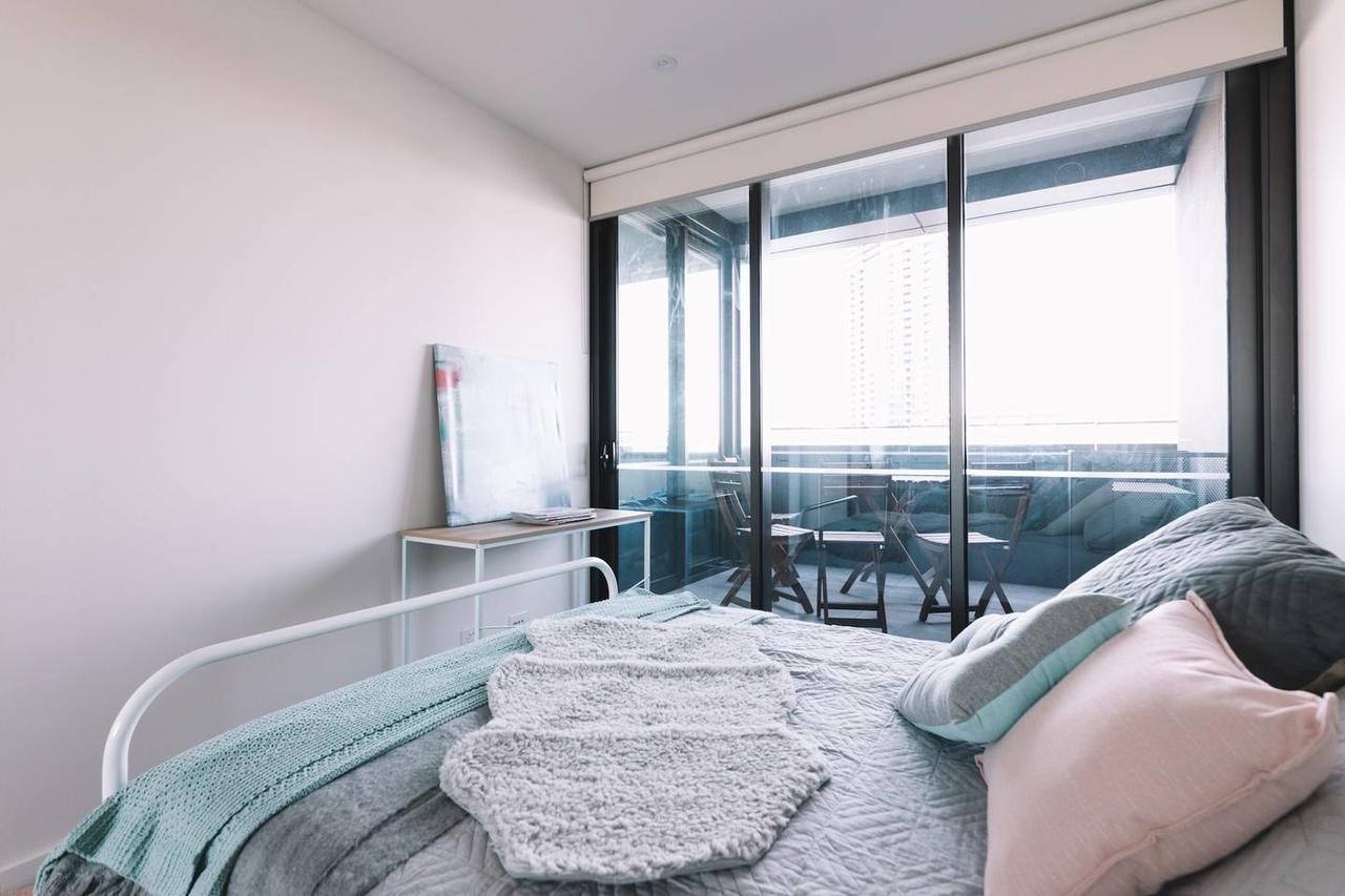Minutes From Cbd Designer Apartment *