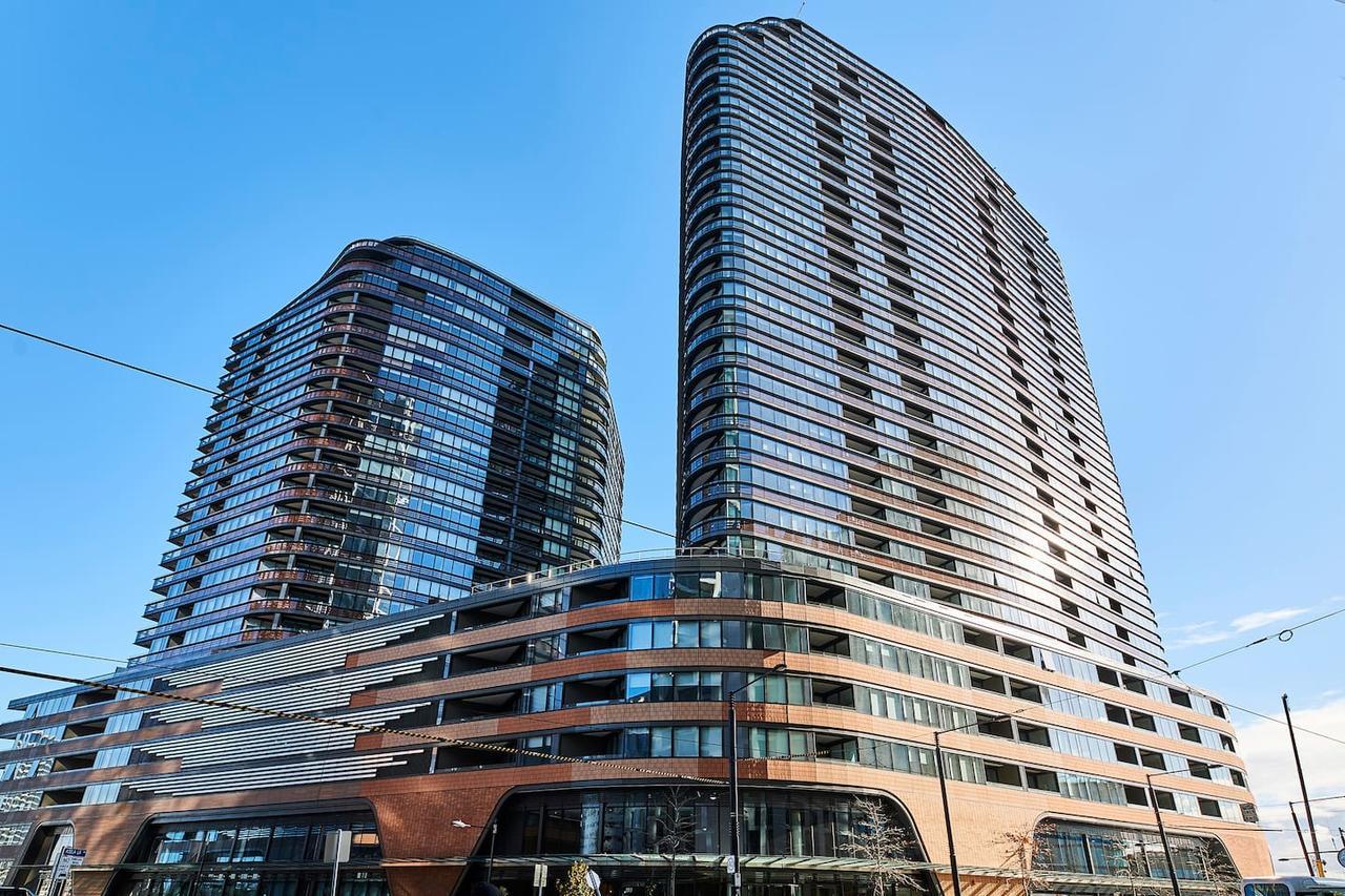 2 Bed 2 Bathroom Brand New Unit With Gym And Pool Melbourne
