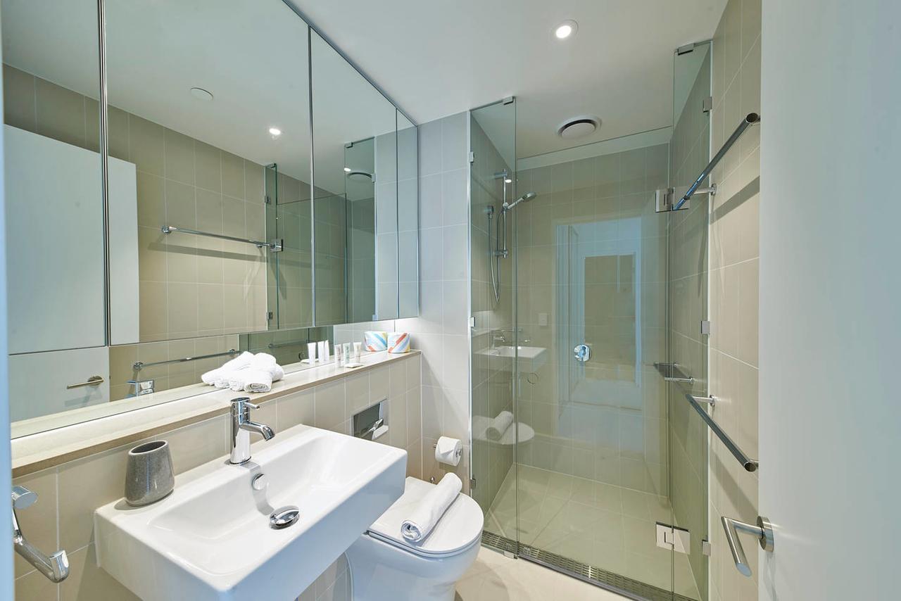2 Bed 2 Bathroom Brand New Unit With Gym And Pool *